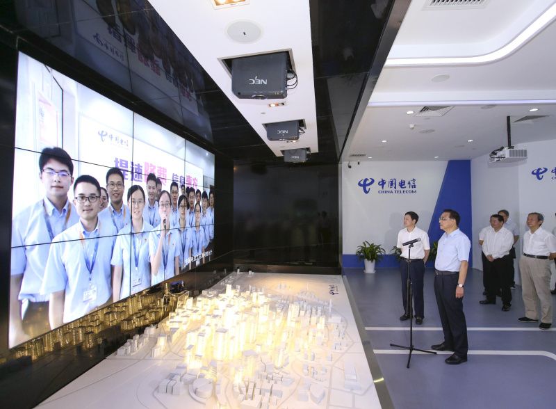 李克强考察基础电信企业并主持召开座谈会