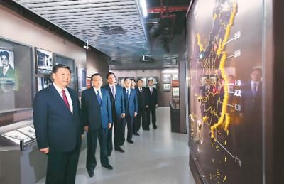 习近平带领中央政治局常委瞻仰中共一大会址南湖红船