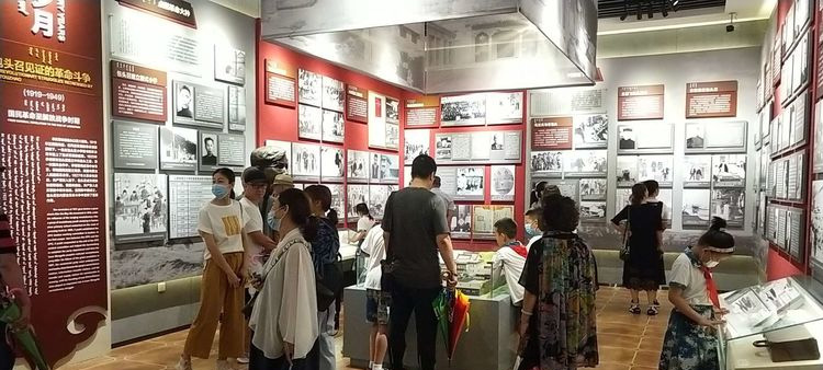 包头召革命纪念馆《庆祝中国共产党成立100周年暨中共包头工委创立96周年》书画诗词笔会论坛活动。