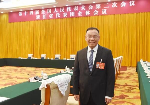 大模型技术百花齐代表建议｜杨剑宇：加快国产大模型发展，分行业出台落地指引放 人工智能重塑产业发展模式